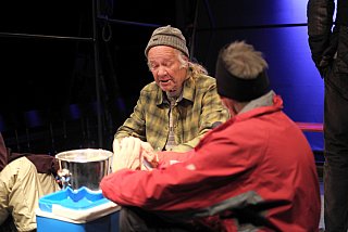 Blütenträume - ein Stück von Lutz Hübner und Sarah Nemitz. Mundartfassung: Kurt Bösch, Bernadette Schürmann (Regie). 31.10.2025 bis 29.11.2025, © Emanuel Ammon - Love Hurts 2023
