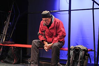 Blütenträume - ein Stück von Lutz Hübner und Sarah Nemitz. Mundartfassung: Kurt Bösch, Bernadette Schürmann (Regie). 31.10.2025 bis 29.11.2025, © Emanuel Ammon - Love Hurts 2023